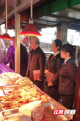 聯(lián)合執(zhí)法保安全 護航百姓“菜籃子”——記多部門聯(lián)合開展日用百貨銷售領域專項檢查行動